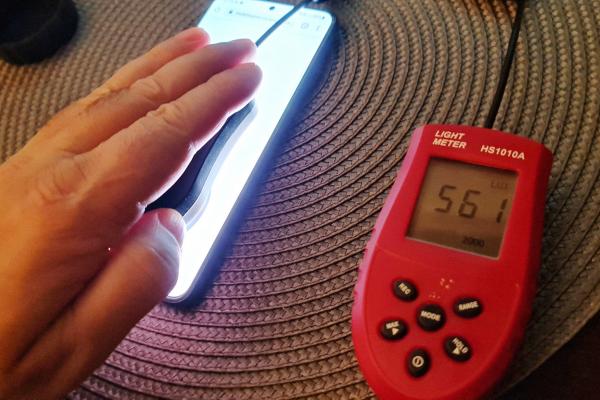 Luminozitate display Samsung Galaxy S21+ 5G și ecranul văzut la microscop