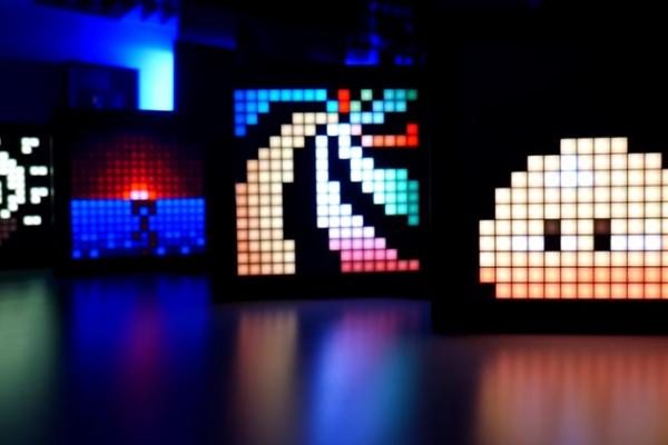E LUNI e AMAZON: Azi vă recomandăm Divoom Pixoo - Ramă digitală smart pentru pasionații de Pixel Art și nu numai