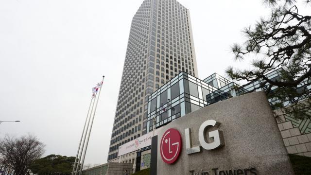 <b>LG ar putea renunța până la urmă la segmentul smartphone; CEO-ul a trimis un mesaj angajaţilor legat de "o mare schimbare"</b>Săptămâna trecută au apărut în presă informaţii conform cărora LG ar urma să renunţe la zona smartphone. Site-ul de ştiri The Elec postase acel material, dar LG a luat imediat poziţie 
