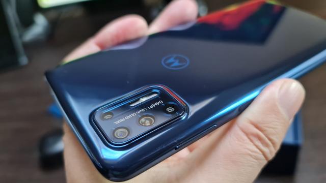 <b>Motorola Moto G9 Plus: Hardware midrange de început de 2020</b>Motorola Moto G9 Plus combină un ecran mare, o baterie generoasă şi un CPU midrange asociat mai degrabă cu finalul de 2019 şi începutul de 2020. Terminalul vine cu un ecran IPS LCD LTPS de 6.81 inch, cu suport HDR10, ceea ce e un plus, şi rezoluţie..