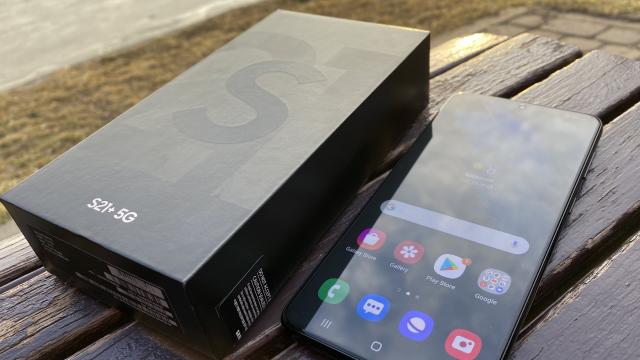 <b>Samsung Galaxy S21+ 5G Unboxing: idei şi impresii după 24 de ore de utilizare (Video)</b>Samsung Galaxy S21+ a debutat pe 14 ianuarie, ca model median între S21 şi S21 Ultra 5G în noua tripleta Samsung. Am avut ocazia să vă oferim atunci un hands on cu telefonul, iar acum revenim cu unboxing şi idei/impresii după 24 ore utilizare. Puteţi