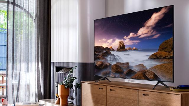 <b>REDUCERI REALE Flanco: azi avem Smart TV Samsung și boxă portabilă karaoke</b>Weekend-ul mai că ne bate la ușă, iar FLANCO ne surprinde cu o porție de REDUCERI REALE. Pe lista de astăzi avem multe produse multimedia, de la un televizor smart QLED Samsung cu diagonală generoasă și până la 