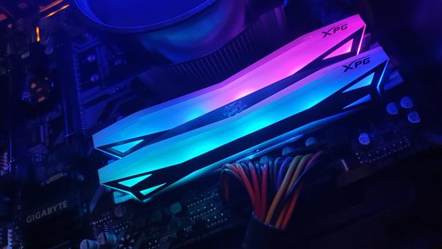 <b>XPG SPECTRIX D60G: Kit memorie 16 GB RAM (DDR4-3600MHz) la preț competitiv, cu iluminare RGB și performanță high-end</b>ADATA este unul dintre producătorii de renume de pe piața componentelor de PC și un detaliu pe care îl cunoașteți deja este acela că această companie comercializează hardware și accesorii PC sub brandul XPG 