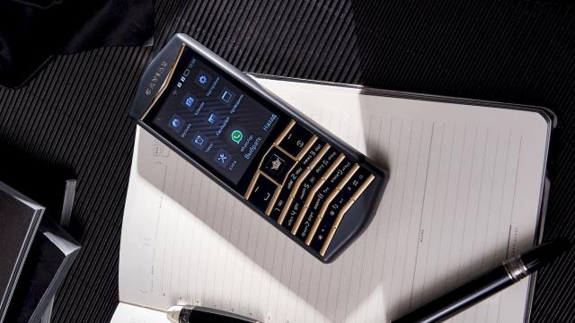 <b>Caviar își lansează propriul telefon cu Android: Origin rulează Android și se inspiră din design-ul Vertu</b>De regulă numele Caviar apare în ecuație atunci când vedem iPhone-uri customizate și împodobite cu materiale prețioase, dar de această dată avem de-a face cu ceva diferit. După cum spune și titlul postării de față