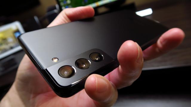 <b>Samsung Galaxy S21+ 5G review detaliat în limba română (Evaluare Mobilissimo)</b>Seria include 3 telefoane: S21, S21+ şi S21 Ultra, iar noi am început testele cu Samsung Galaxy S21+. E modelul median, cuprins între "cel mic" şi Ultra-ul supradotat, cu două camere telephoto, WiFi 6E şi funcţie de cheie digitală auto.