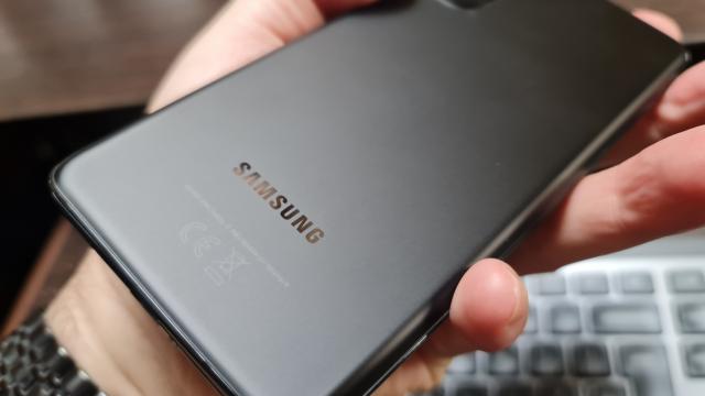 <b>Samsung Galaxy S21+ 5G: Baterie cu upgrade faţă de S20+ şi se simte</b>Seria Galaxy S20 nu a excelat la autonomie, tribut plătit refresh rate-ului mare, rezoluţiei mari şi administraţii consumului de către Exynos 990. Cu toate acestea S20+ a fost cel mai răsărit din gama, aşa că Galaxy S21+ 5G are o bătălie interesantă în..