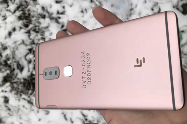 LeEco Le X920 este un phablet cu display QHD de 6.3 inch ce astăzi se afișează în fotografii reale