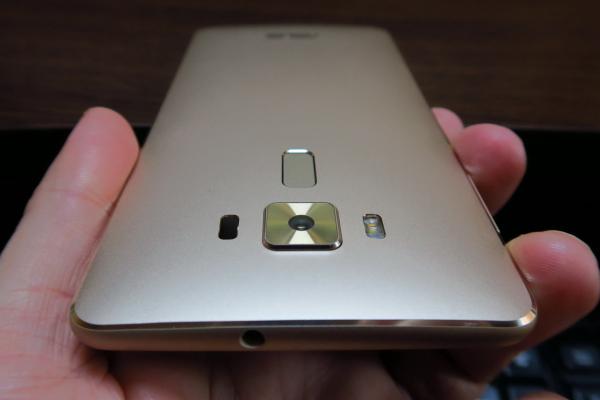 ASUS ZenFone 3 Deluxe (ZS570KL) - Fotografii Hands-On