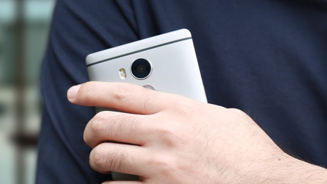 <b>Vernee ne oferă informații interesante despre procesul de producție al flagship-ului numit Apollo; telefon cu preț de 249 dolari</b>Printre ultimele smartphone-uri lansate pe piața din China îl avem și pe Vernee Apollo, un arătos phablet cu dotări de top la pachet ce pune accentul și pe capitolul design. Chiar astăzi compania producătoare decide să ne ofere câteva informații despre