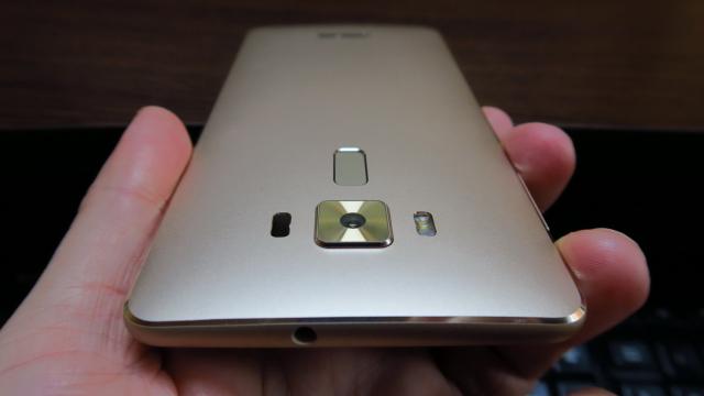 <b>ASUS ZenFone 3 Deluxe Review</b>ASUS a făcut o impresie excelentă cu modelele ZenFone 3 în acest an, corectând practic toate neajunsurile modelelor ZenFone 2 şi luând cu asalt piaţa midrange, dar şi pe cea high end şi ultra high end cu ajutorul lui ZenFone 3 Deluxe.