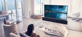 CES 2019: LG Signature OLED TV R debutează cu mare fast în Las Vegas, drept primul televizor rulabil din lume