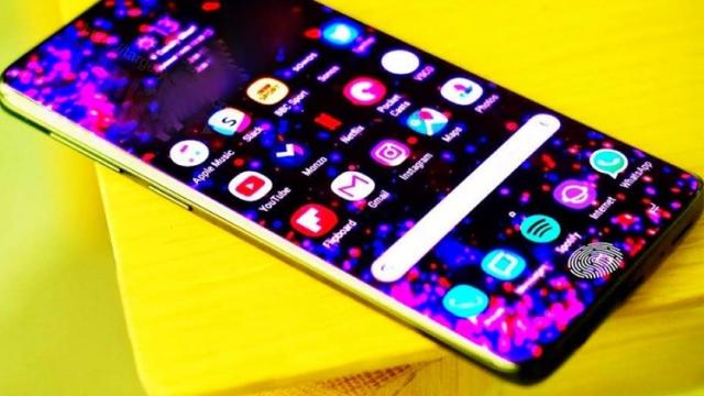 <b>Samsung Galaxy A10 ar urma să vină cu cititor de amprente integrat în ecran, sistem UDFS</b>Dacă seria Galaxy J de la Samsung se va converti în Galaxy M, cea Galaxy A rămâne teafără şi nevătămată în 2019. Au început deja zvonurile despre urmaşii lui Galaxy A8 şi A9, iar azi aflăm detalii despre aşa numitul Samsung Galaxy A10
