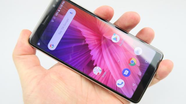 <b>iHunt Titan P6000 Power Review</b>În ultima vreme am avut ocazia să testăm câteva telefoane iHunt, unele care se remarcă prin designul robust, altele care impresionează prin preţ. iHunt Titan P6000 Power face parte din categoria a doua, având în vedere că are preţul de 395 lei.