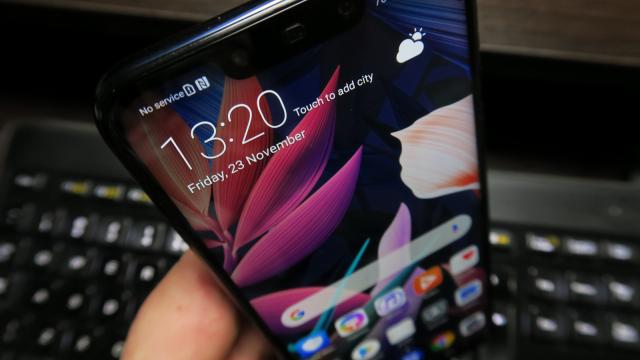 <b>Huawei Mate 20 Lite: Display mult mai bun decât arată cifrele, contrast solid</b>Am spus din start că apreciem creşterea de diagonală de pe Huawei Mate 20 Lite, la 6.3 inch de la 5.9 inch pe Mate 10 Lite, ceea ce îl face excelent pentru consumul video. Avem aici un panou IPS LCD LTPS cu colorit NTSC cu saturare de 85%. Rezoluţia..