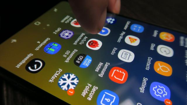 <b>Samsung Galaxy A9 (2018): Benchmark-uri care flirtează cu Nokia 7 Plus, Mate 20 Lite</b>Samsung Galaxy A9 (2018) are un procesor cu care suntem super familiari, Snapdragon 660. L-am văzut pe Xiaomi Mi A2 şi pe Nokia 7 Plus şi în ambele cazuri a făcut o impresie plăcută. Vine şi cu 6 GB RAM şi 128 GB stocare, plus slot microSD.