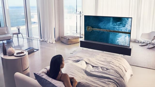 CES 2019: LG Signature OLED TV R debutează cu mare fast în Las Vegas, drept primul televizor rulabil din lume