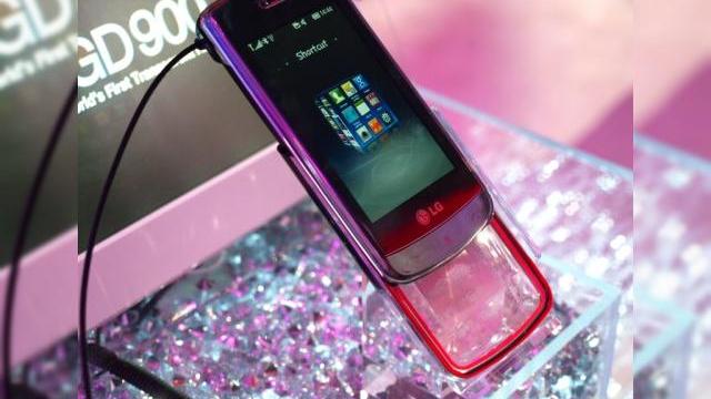 <b>LG GD900 Crystal, telefonul cu tastatura transparenta, disponibil in Romania!</b>Telefonul LG GD900 Crystal, primul telefon din lume cu tastatura full touch transparenta, va fi disponibil inca din aceasta luna, in magazinele on si offline din Romania. Informatia ne-a parvenit prin contul de Twitter al celor de la LG, unde acestia...