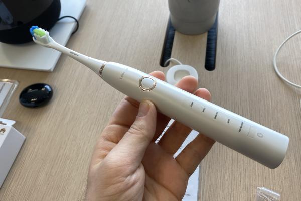 Huawei Lebooo Smart Sonic Toothbrush este o periuţă electrică cu autonomie generoasă şi un nou început pentru Huawei (Hands on)