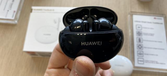 Huawei FreeBuds 4i hands on şi primele impresii: căşti cu ANC, autonomie generoasă + ofertă cu Huawei Band 4 cadou