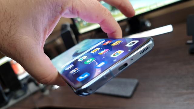 <b>Xiaomi Mi 11: Baterie de 10 ore, apoi pit stop</b>Xiaomi Mi 11 are o baterie mai mică decât a predecesorului Mi 10 (4600 mAh versus 4780 mAh), dar una care se încarcă mai rapid. Avem parte de încărcare pe fir la 55W, încărcare wireless la 50W şi încărcare inversă wireless la 10W. Cu aceasta din urmă poţi