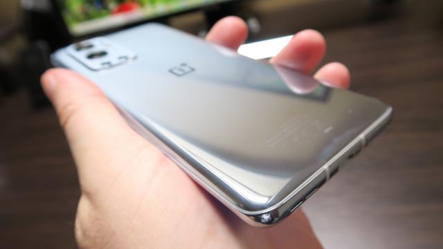 <b>OnePlus 9 Pro: Hardware cu inovaţii foto şi de ecran, încărcare mai rapidă</b>În curiozitatea mea de a compara hardware-ul lui OnePlus 9 Pro cu cel al lui OnePlus 8 Pro am văzut că OnePlus a şi tăiat din unele dotări. Noul OnePlus are ecran mai mic (6.7 inch versus 6.78 inch) şi baterie cu 10 mAh (la fel de bine putea fi zero mAh)