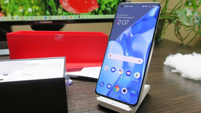 <b>OnePlus 9 Pro: Baterie pe aceeaşi linie cu telefoanele cu Snapdragon 888</b>OnePlus 9 Pro aduce în mare aceeaşi capacitate a bateriei ca şi predecesorii săi, de 4500 mAh. Mă rog, OnePlus 8 Pro avea 4510 mAh, dacă vreţi să fim stricţi. Diferenţa stă în încărcare, telefonul suportând acum alimentare rapidă pe fir la 65W, aidoma lui