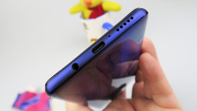 <b>Xiaomi Mi 10T Lite: Baterie impresionantă mai degrabă la utilizare continuă, încărcare</b>Telefoanele Xiaomi au o reputaţie foarte bună când vine vorba de autonomie, baterie, viteza de încărcare, conform testelor din redacţia noastră. Xiaomi Mi 10T Lite nu se dezminte, cu o unitate de 4820 mAh, care se încarcă rapid la 33W