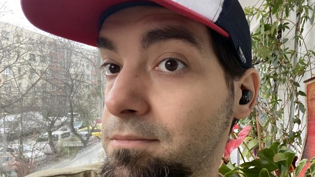 <b>Samsung Galaxy Buds Pro Unboxing şi Review: frecvențe bine diferenţiate, noi moduri de anulare a zgomotului (Video)</b>După un experiment cu un design altfel prin Galaxy Buds Live, Samsung a revenit la o abordare clasică odată cu căştile Galaxy Buds Pro. Lansate în ianuarie alături de seria Galaxy S21, acestea sunt căştile in-ear 