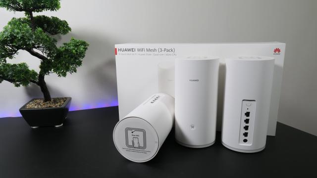 <b>Prezentare Huawei WS5800 - Sistem WiFi Mesh cu acoperire de peste 300 m² și configurare ușoară prin NFC</b>Huawei a anunțat recent un nou sistem WiFi Mesh, modelul WS5800, care a ajuns și pe masa mea de teste cu câteva zile în urmă. Ca să fiu sincer, dispozitivele nu au stat prea mult pe birou întrucât cele trei unități sosite au fost rapid "împrăștiate"