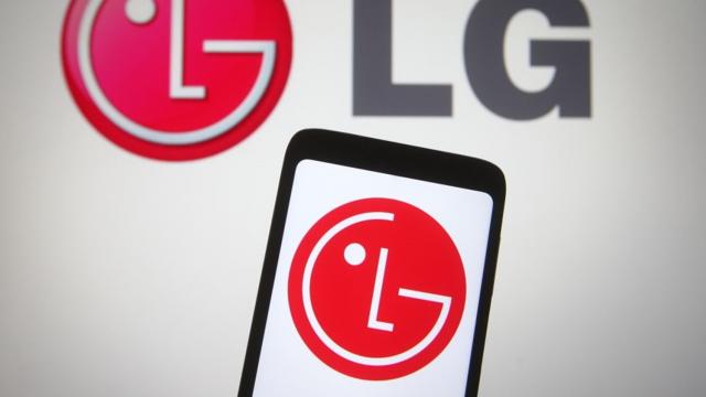 <b>LG Mobile a anunțat oficial că va renunța la afacerea sa cu telefoane; Ce se întâmplă cu smartphone-urile lansate recent?</b>Vestea cum că LG se retrage de pe piața Mobile venea pe 1 aprilie, moment când aflam că producătorul va anunța acest lucru la modul oficial astăzi. Din păcate nu a fost o glumă, iar data de 5 aprilie 2021 marchează renunțarea companiei la afacerea
