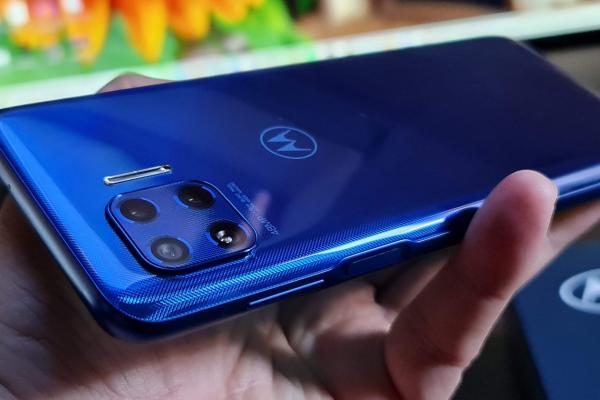 Motorola Moto G 5G Plus: Design alungit şi îngust, albastrul fură privirea