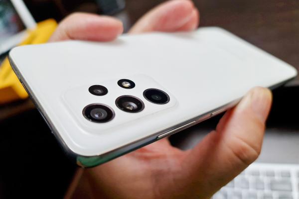 Samsung Galaxy A52 și A72 au primit o actualizare software care îmbunătățește camera; Iată ce mai aduce nou