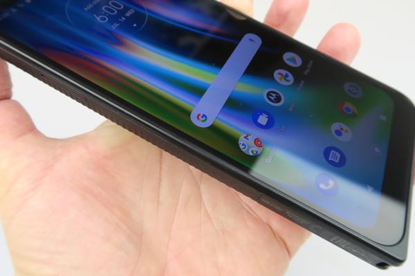 Motorola Defy 2021: Display de interior pe un telefon de exterior