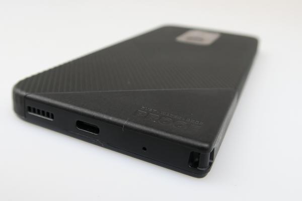 Motorola Defy 2021: Acustica mono, dar cu volum din plin