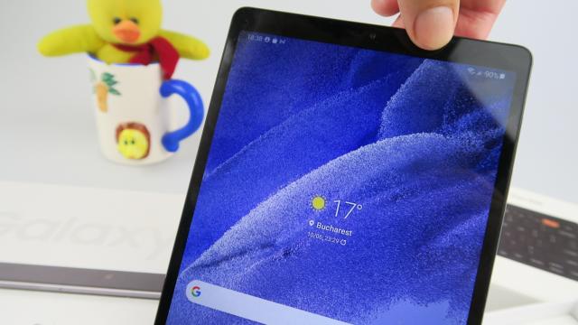 <b>Samsung Galaxy Tab A7 Lite: Display TFT cu limitări evidente, mai bun la interior decât exterior</b>Samsung a trebuit să facă o serie de compromisuri pentru a ţine jos preţul acestui produs, iar printre ele se numără şi ecranul. Astfel, nu primim panou AMOLED sau IPS LCD, ci un TFT de 8.7 inch. Are rezoluţie de 1340 x 800 pixel şi muchii