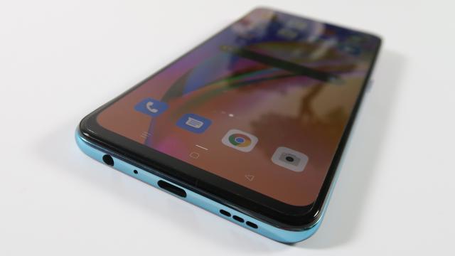 <b>Oppo Reno5 Lite: Conectivitate fără 5G dar cu 4G la viteze decente</b>Oppo Reno5 Lite este un telefon care suportă conectivitate 4G LTE și nu se aruncă în sfera terminalelor 5G accesibile. El oferă Bluetooth 5.1, GPS cu GLONASS, GALILEO, BDS și QZSS, dar și NFC pentru a facilita plățile contactless. Se încarcă