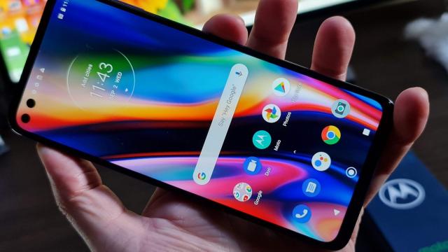 <b>Motorola Moto G 5G Plus: Display OK pentru filme şi jocuri, fără recorduri</b>Motorola Moto G 5G Plus are un ecran IPS LCD de 6.7 inch, cu rezoluţie de 2520 x 108p pixeli. Bifează ambele cerinţe ale publicului răsfăţat: refresh rate de 90 Hz şi suport HDR10, livrate pe un aspect 21:9, popularizat de Moto de la Moto One Vision