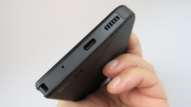 <b>Motorola Defy 2021: Baterie bună pentru o zi de muncă şi atât</b>Telefoanele robuste au deseori şi rol de battery phone şi pe hârtie Motorola ne promite două zile de utilizare medie pentru Motorola Defy 2021. Avem o baterie de 5000 mAh cu încărcare la 20W şi o punem la treabă mai jos. La testul de playback video