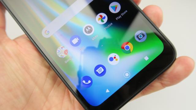 <b>Motorola Defy: OS, UI, aplicaţii cu Android 10 şi My UX</b>Motorola Defy vine cu un Android curat, vanilla şi stock, doar că e vorba despre Android 10 şi nu Android 11. Ca de obicei Moto îşi pune amprenta doar prin zonă My UX, unde poţi personaliza interfaţa spre exemplu. Acolo ai opţiuni de layout, iconuri