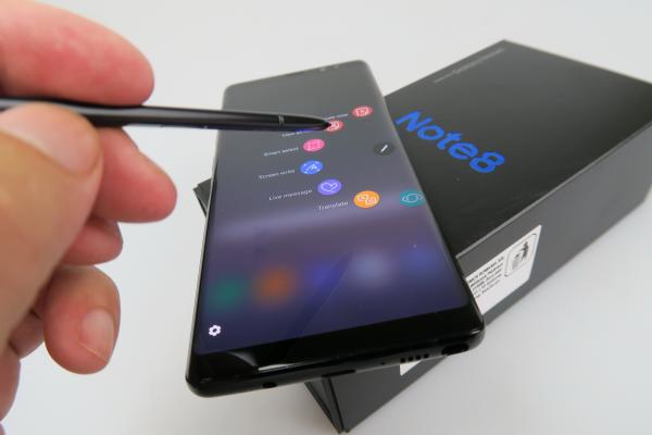 Samsung Galaxy Note 8 Unboxing: iată ce accesorii primim la pachet cu phablet-ul de 6.3 inch (Video)