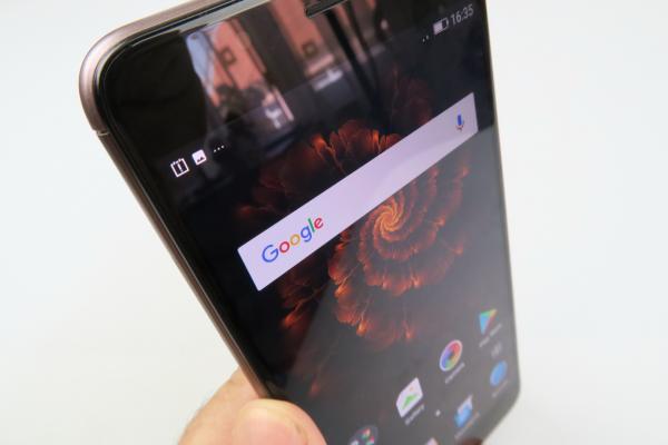 Allview X4 Soul Xtreme: Display 2.5D luminos şi calibrat cum trebuie