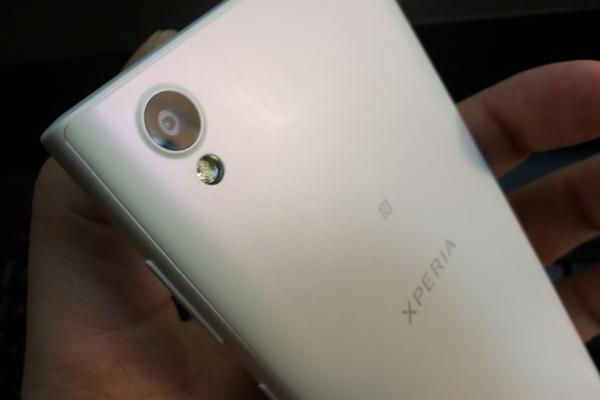 Sony Xperia L1: Design sidefat, perlat, ce... scârţâie