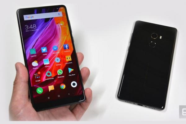 Xiaomi Mi Mix 2 oferă un raport screen to body de 80,8%; îl vedem comparat în imagini cu generația anterioară