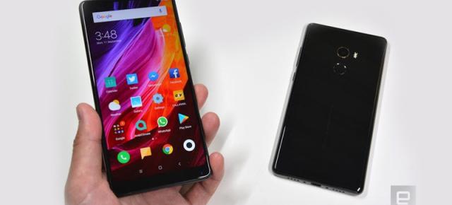 Xiaomi Mi Mix 2 oferă un raport screen to body de 80,8%; îl vedem comparat în imagini cu generația anterioară