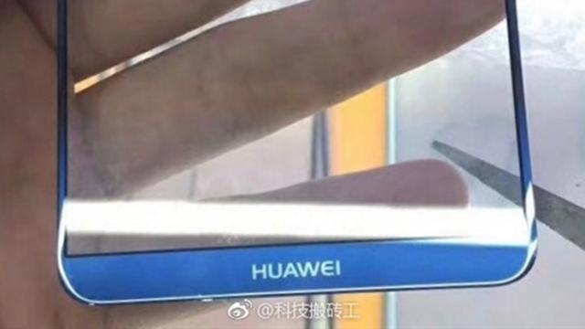 <b>Huawei Mate 10 Pro îşi dezvăluie muchiile super înguste (şi curbate) în imagini cu panoul frontal</b>Ajungem la a 5-a știre în care Huawei este cap de afiș astăzi, articol în care vă prezentăm panoul frontal destinat lui Huawei Mate 10 Pro. Acest phablet va fi cel care va inaugura trendul panourilor 18:9 din portofoliul Huawei și imaginile de aici 