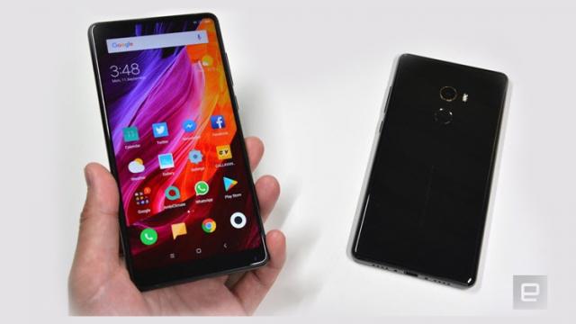 <b>Xiaomi Mi Mix 2 oferă un raport screen to body de 80,8%; îl vedem comparat în imagini cu generația anterioară</b>Recent lansatul Xiaomi Mi Mix 2 pare a nu se prezenta atât de bine la nivelul screen-to-body, obținându-se un raport de 80,8% asta în vreme ce modelul anterior oferea un raport de 83,6%. Deși inițial se vorbea despre creșterea acestui raport iată că 