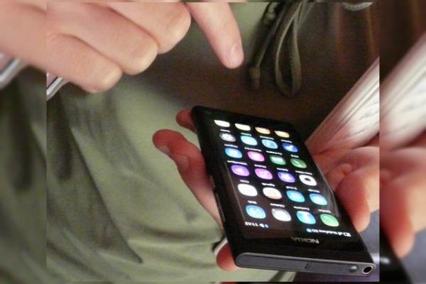 Nokia N9, prezentat În premieră În România! Iată experiența noastră hands-on cu primul telefon MeeGo! (Video)