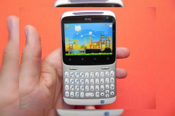 Review HTC ChaCha - mini-ecran, mini HTC Sense, maxi socializare! (Video)
