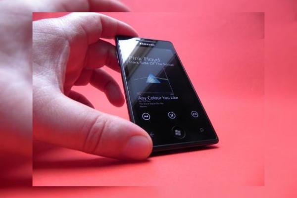 Doar 1.178 lei costă astăzi cel mai bun telefon Windows Phone, Samsung Omnia 7
