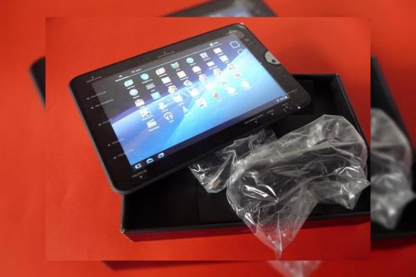Toshiba Thrive scos din cutie la Mobilissimo.ro - bateria scoasă de sub capacul aferent - iată cum! (Video)